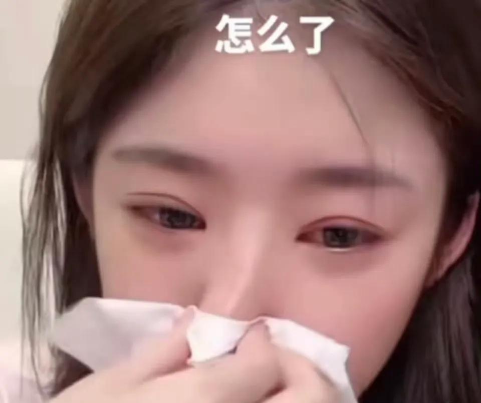 黄一鸣又哭了，她真的好“可怜”，穷得只剩下钱。

24岁的她，每天醒来就有821