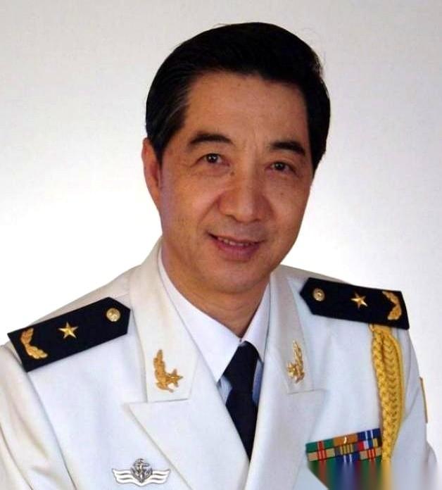 2016年，张召忠说了句话，全网都当成一个笑话在传。
他说，让特朗普干上八年，他