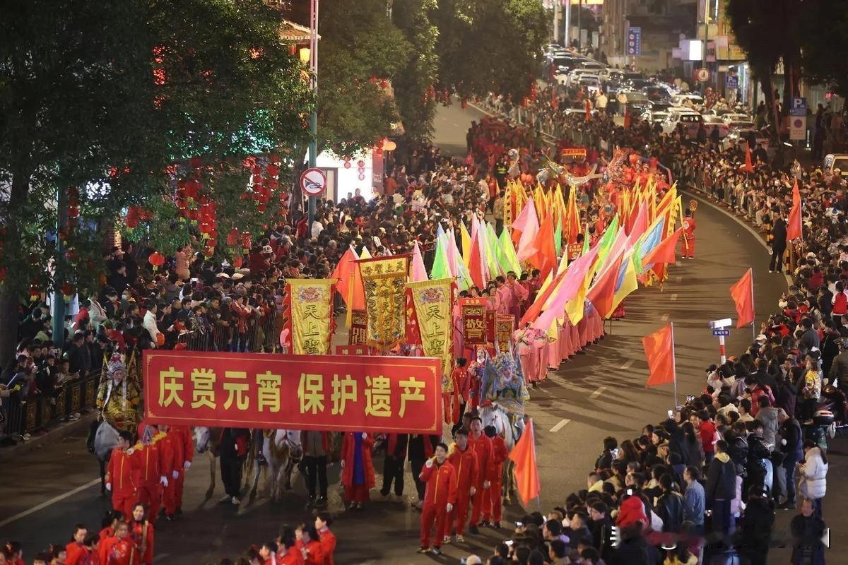 鞭炮炸响，原来他们还在过“元宵”

从昨天晚上开始到现在，窗外时不时地，响起震耳