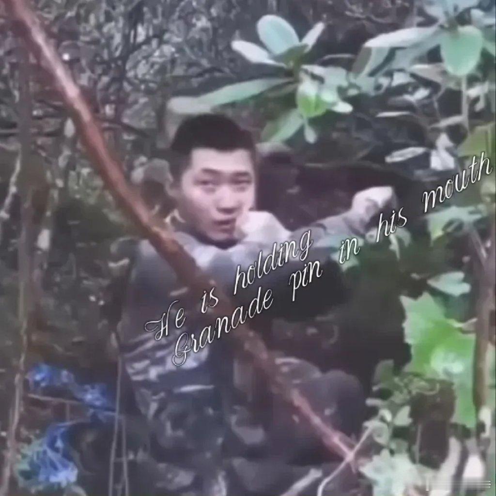 印度公布了前几年某次对峙的画面。       我军两名落单的边军战士被一群印军包