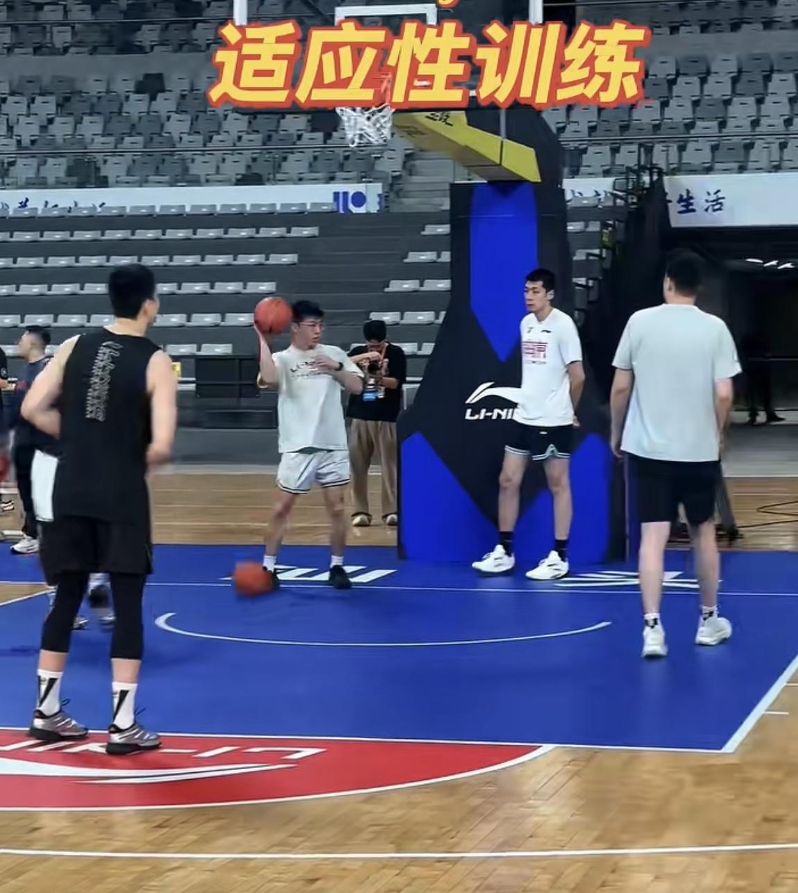 除外援萨姆纳之外，广东宏远男篮全队已经顺利抵达汕头！球队今天下午来到赛场，开展场