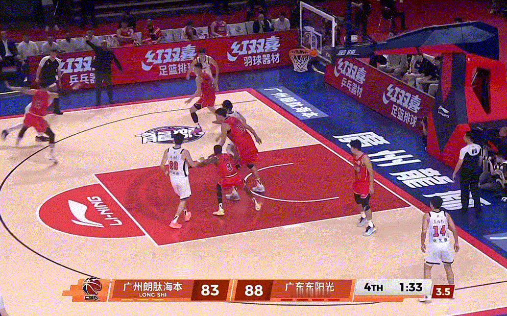 萨林杰nb！连投带抛要杀死比赛了老将已经拿到32分10篮板两双数据，关键时刻太稳