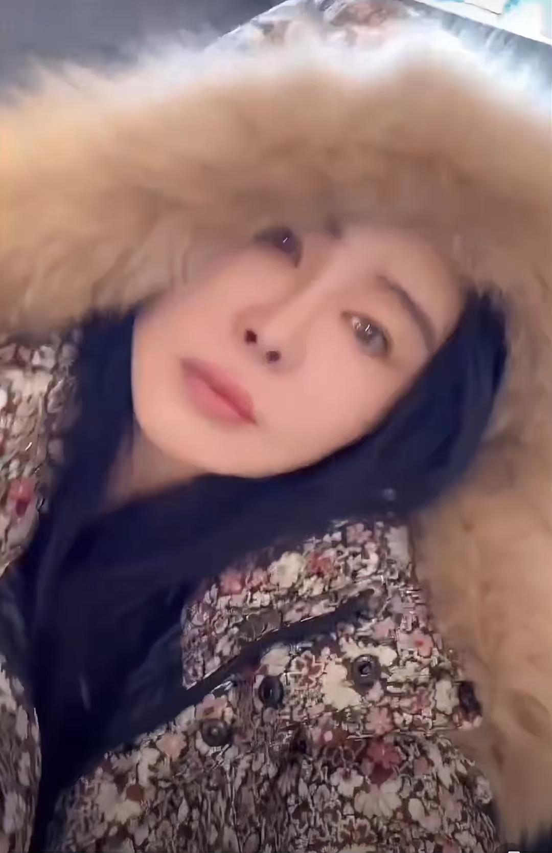 【7秒引爆全网！58岁王祖贤穿花袄拜年，一夜吸粉百万背后，藏着33年前的暖心秘密