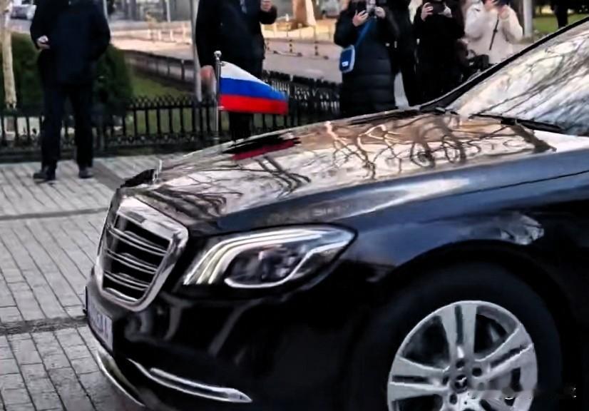 摩尔多瓦外交部召见俄罗斯驻摩尔多瓦大使，现场向其展示坠落在摩尔多瓦一栋房屋上的无