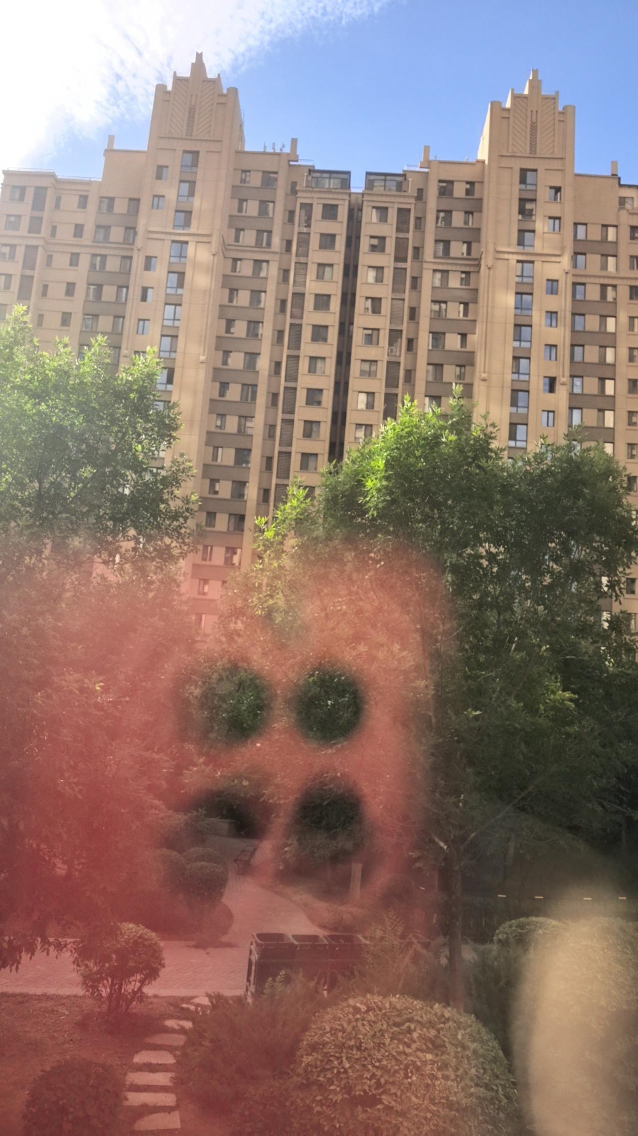 昨天下午，在呼和浩特市赛罕区南二环附近，一位中年人骑着共享单车问，路边的青城驿站