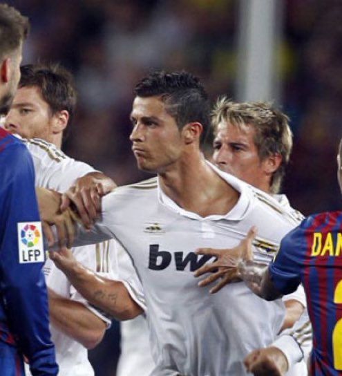 都要干架了 还趁机揩油 