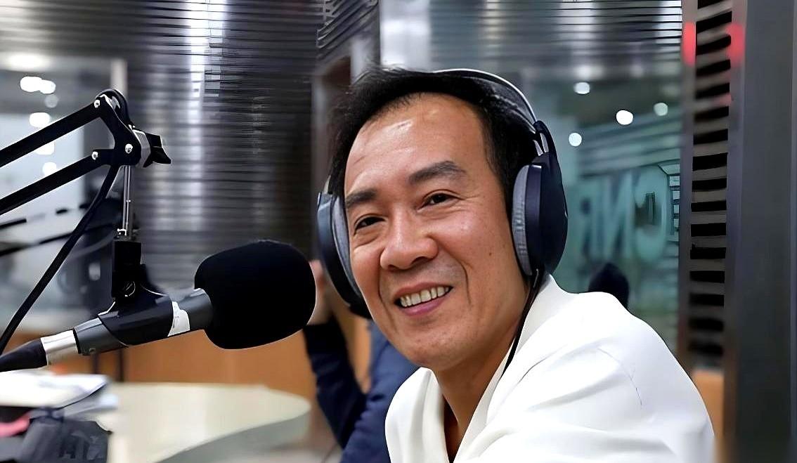 后台那次碰面，是杨蕾和戴志诚离婚十年后，第一次见。
周围一圈人，郭达、尚大庆，本