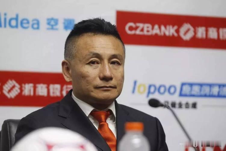 北京市第二业余体校汇聚李建栋、尤可为等一批天赋出众的年轻球员，刚入队时宫磊总觉得