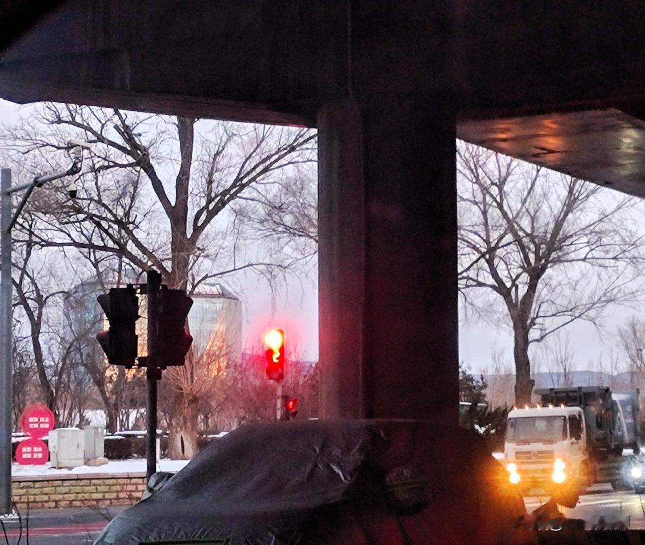 今早送孩子到地铁站回来，从东往西开车，在鲁谷路紫御国际或久筑小区处一辆七座黑色商