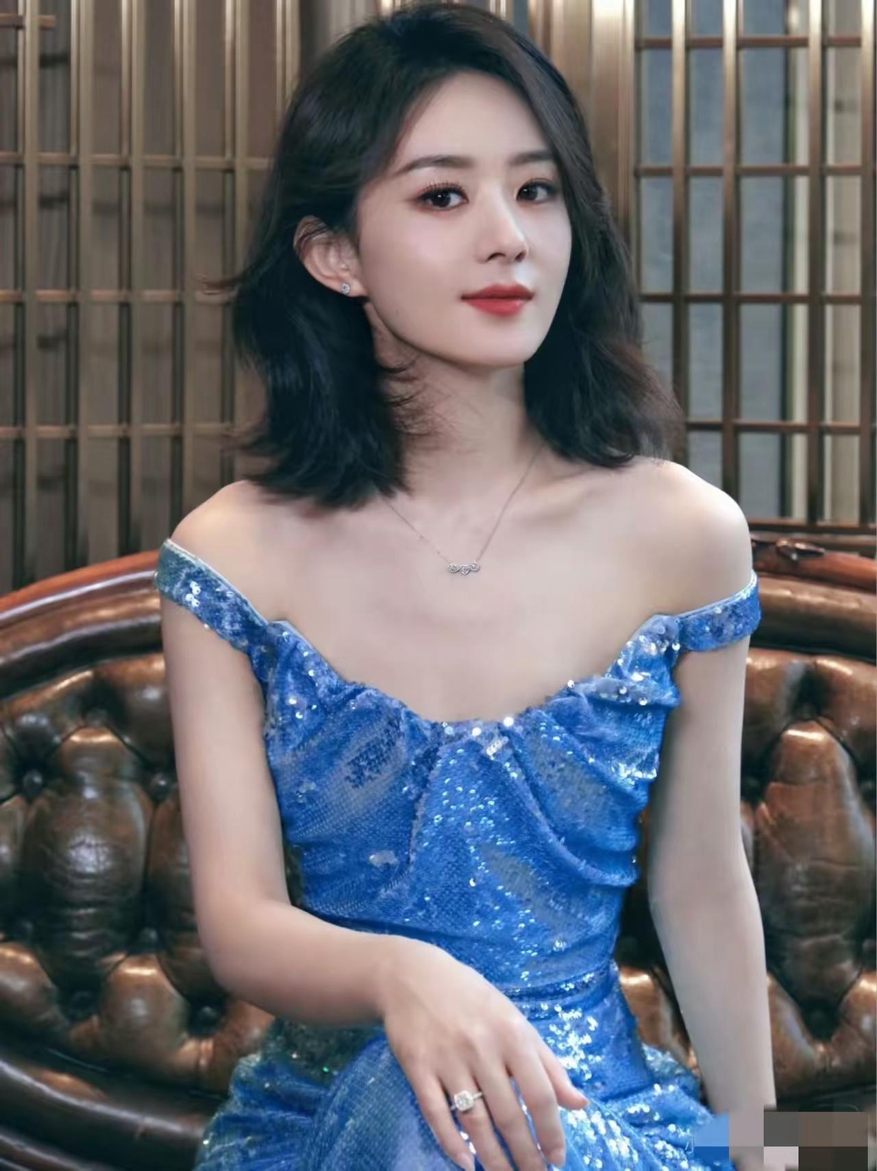 别被镜头骗了！赵丽颖真人白到发光，一出场全场安静赵丽颖演技点评 赵丽颖演技蜕变 