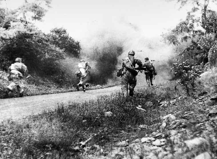 【伟大的战略出击精神万岁！】1950年10月25日，朝鲜温井西北两水洞地区的崇山
