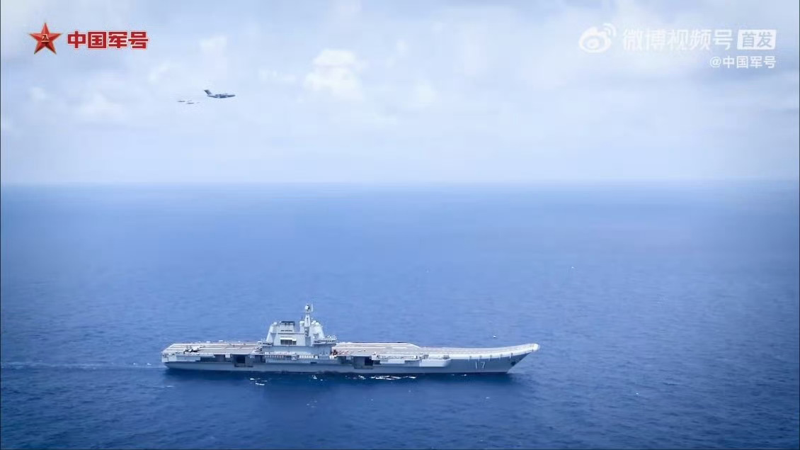 运油–20为歼–15空中加油，飞越山东舰。热点现场运20新宣传片信息量太大