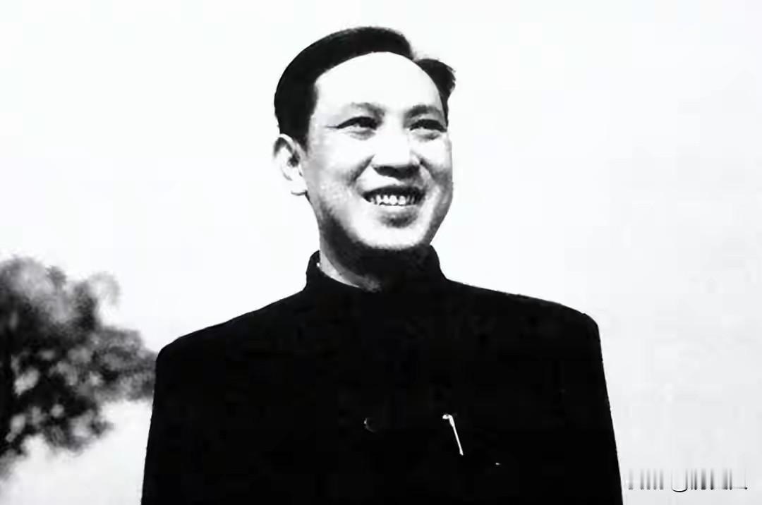 1954年北戴河暖心一幕：4岁孩童偷偷藏起领袖拖鞋，主席反应尽显温柔底色
 
1