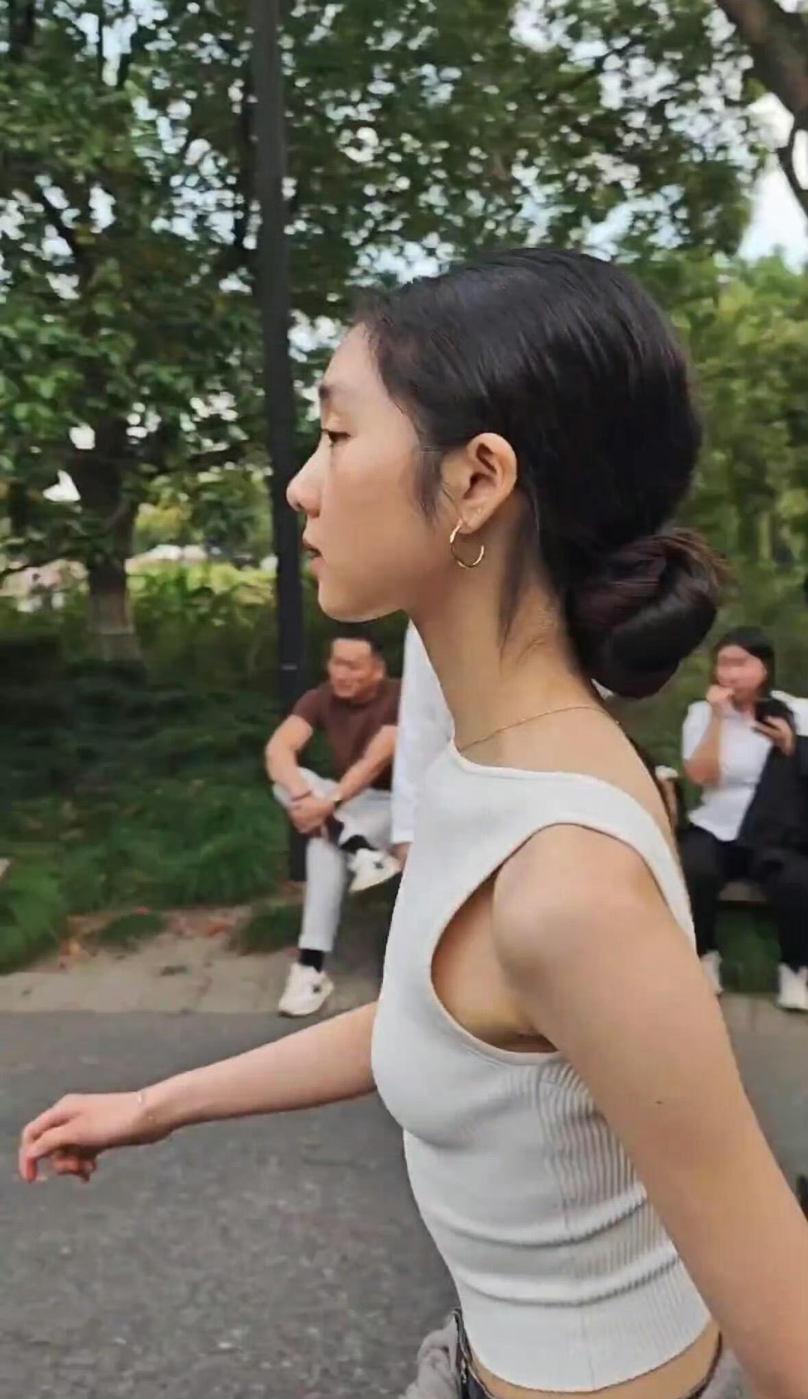 黄多多路人视角下的她，这好瘦好有气质的美