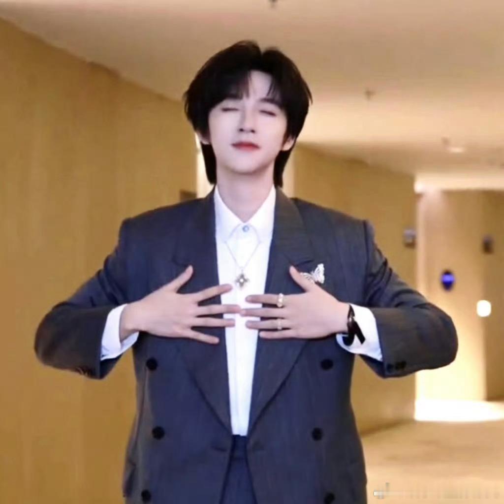 李小冉让贺峻霖小嘴巴闭起来贺峻霖精准捕捉到了李小冉在节目中的标志性神态与语气。他