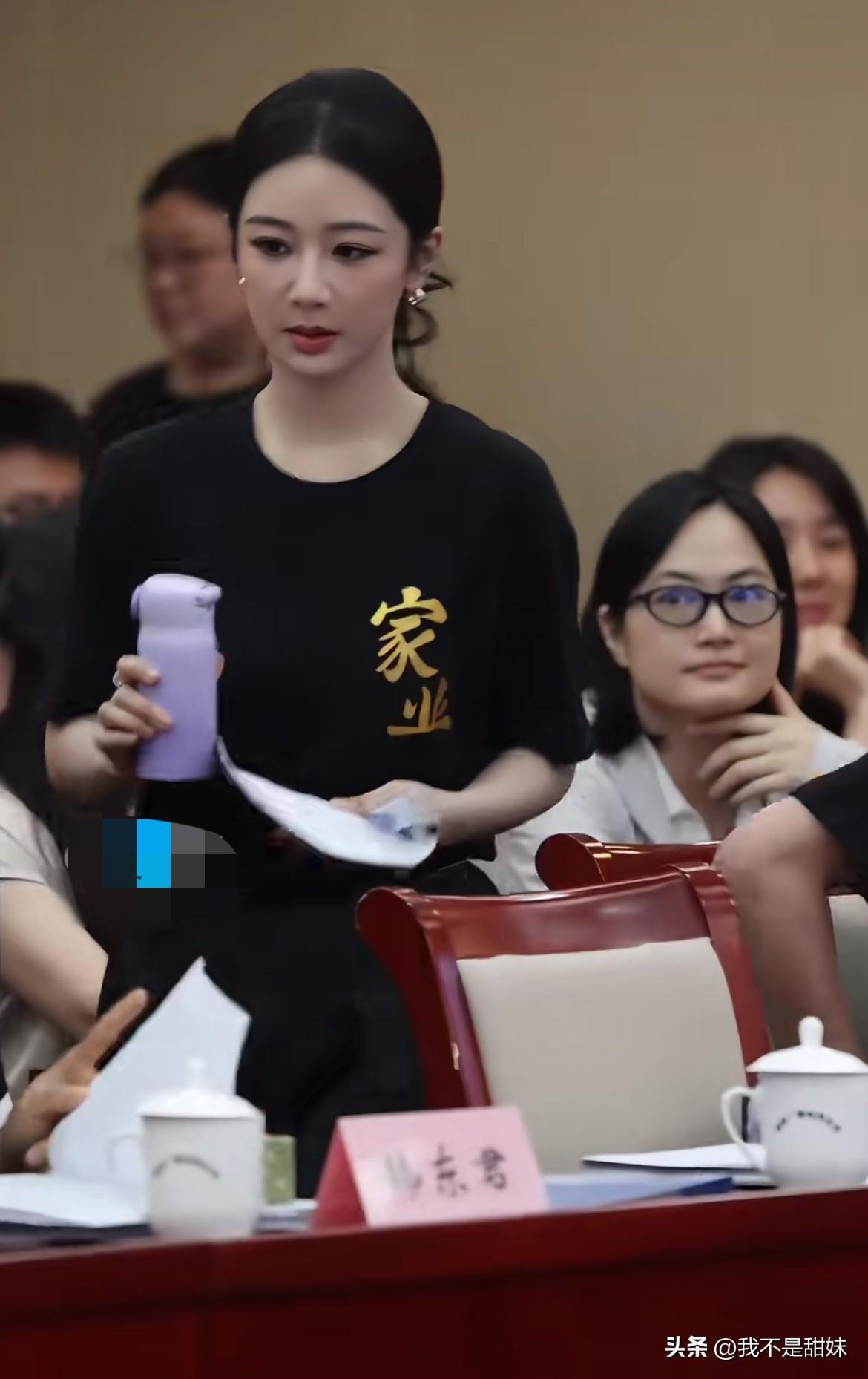杨紫刚拍完就过来了！
妆容和发型都没拆，紫好忙啊！
她刚坐下就有点紧张😓，毕竟