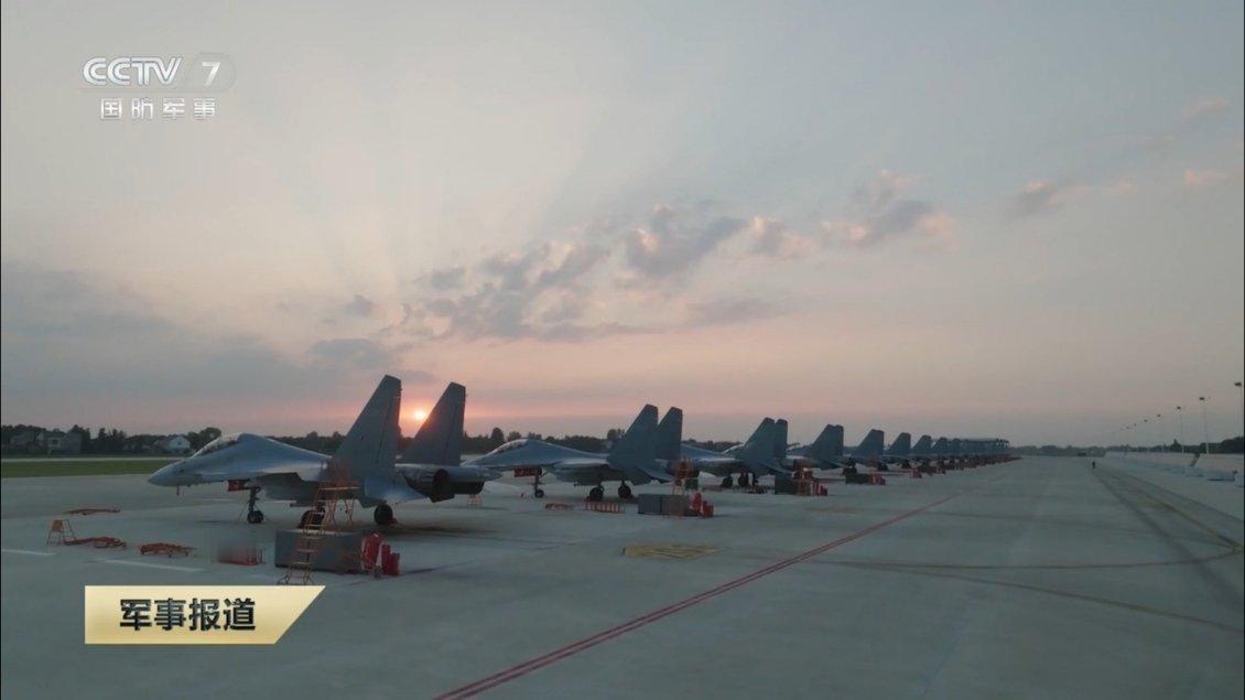 眼望不到头的中国空军歼-16重型战斗机。这张画面，大约16架左右歼-16重型战斗