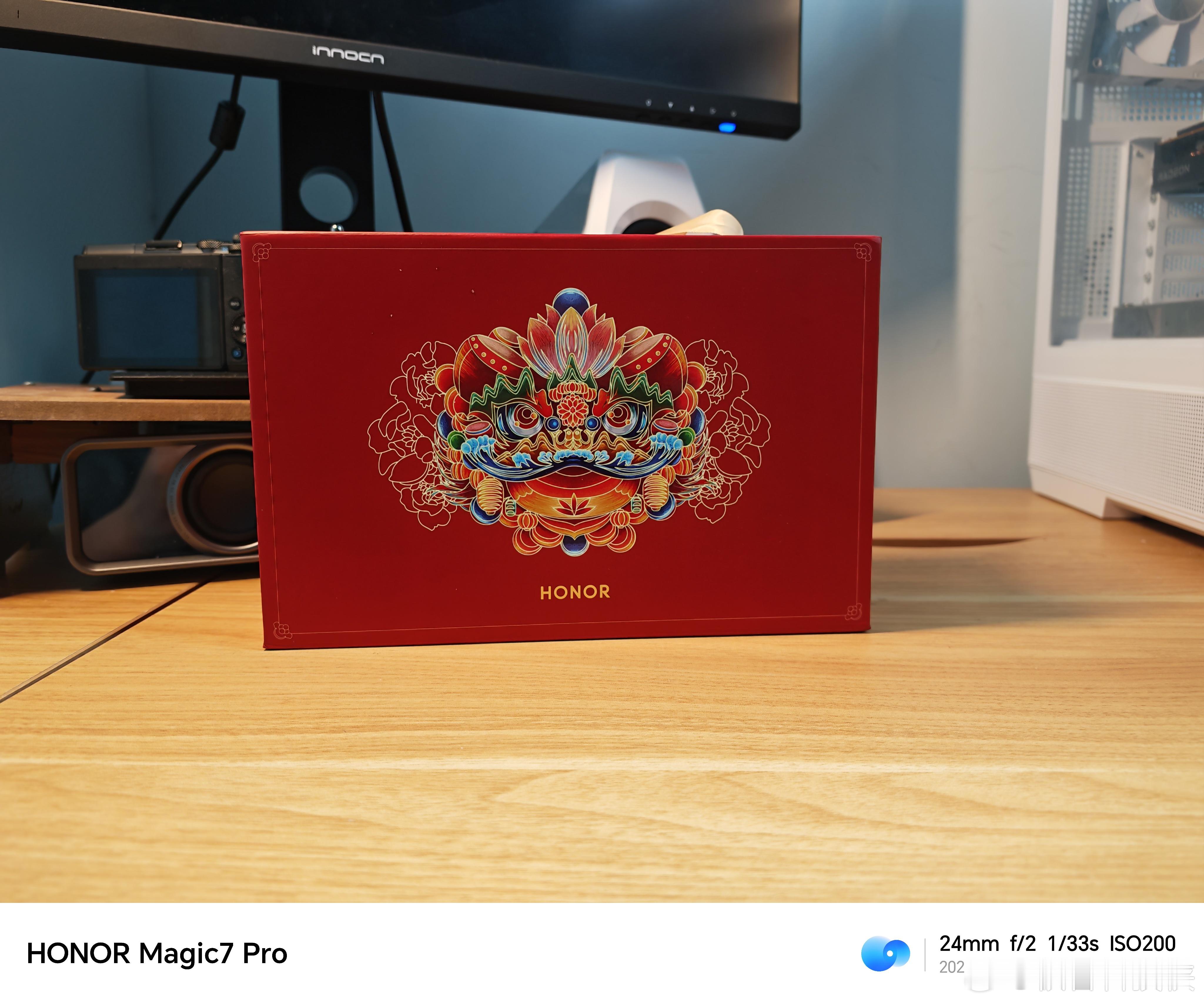 收到了今年的荣耀新年礼盒🎁！纸盒质感很不错，颜色很大气。里面有荣耀耳机x7，荣