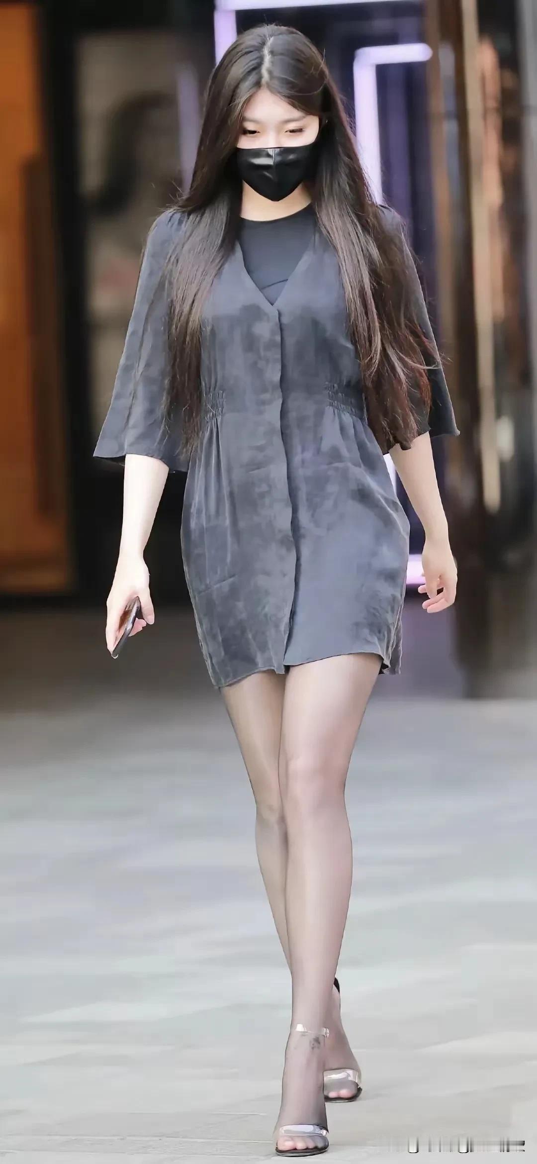 丝袜黑裙，性感妩媚。