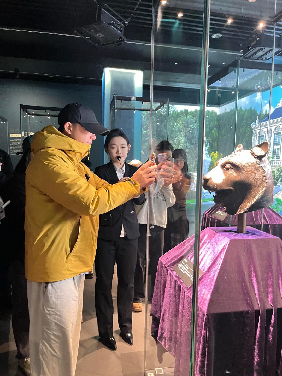 哈尔滨偶遇韩庚看展哈尔滨美术馆偶遇韩庚 哈尔滨偶遇韩庚看展啦，状态松弛又帅气，本