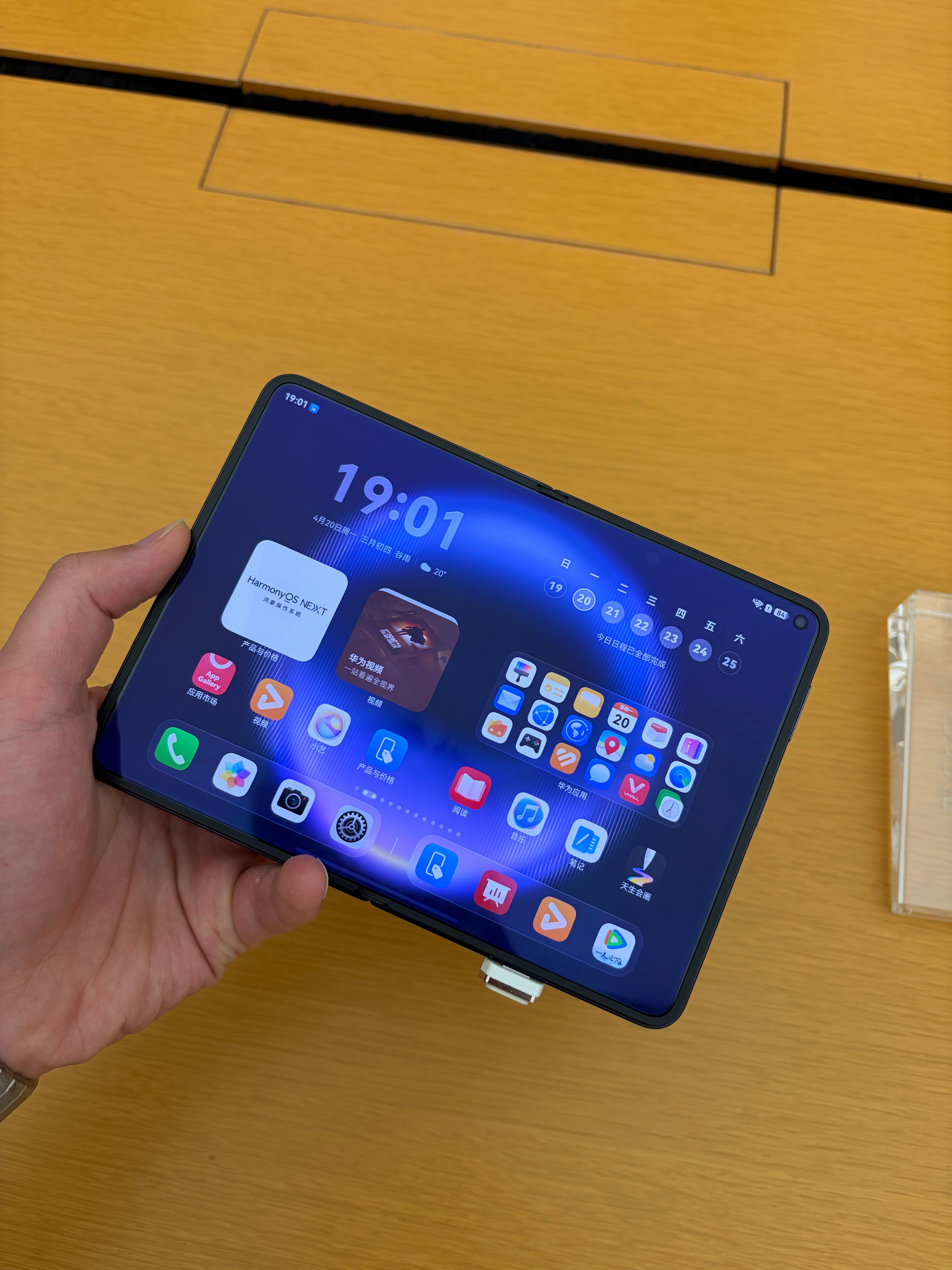 华为Pura X Max配色都不错，这比例很有创意，展开就是一台小平板但这手感不