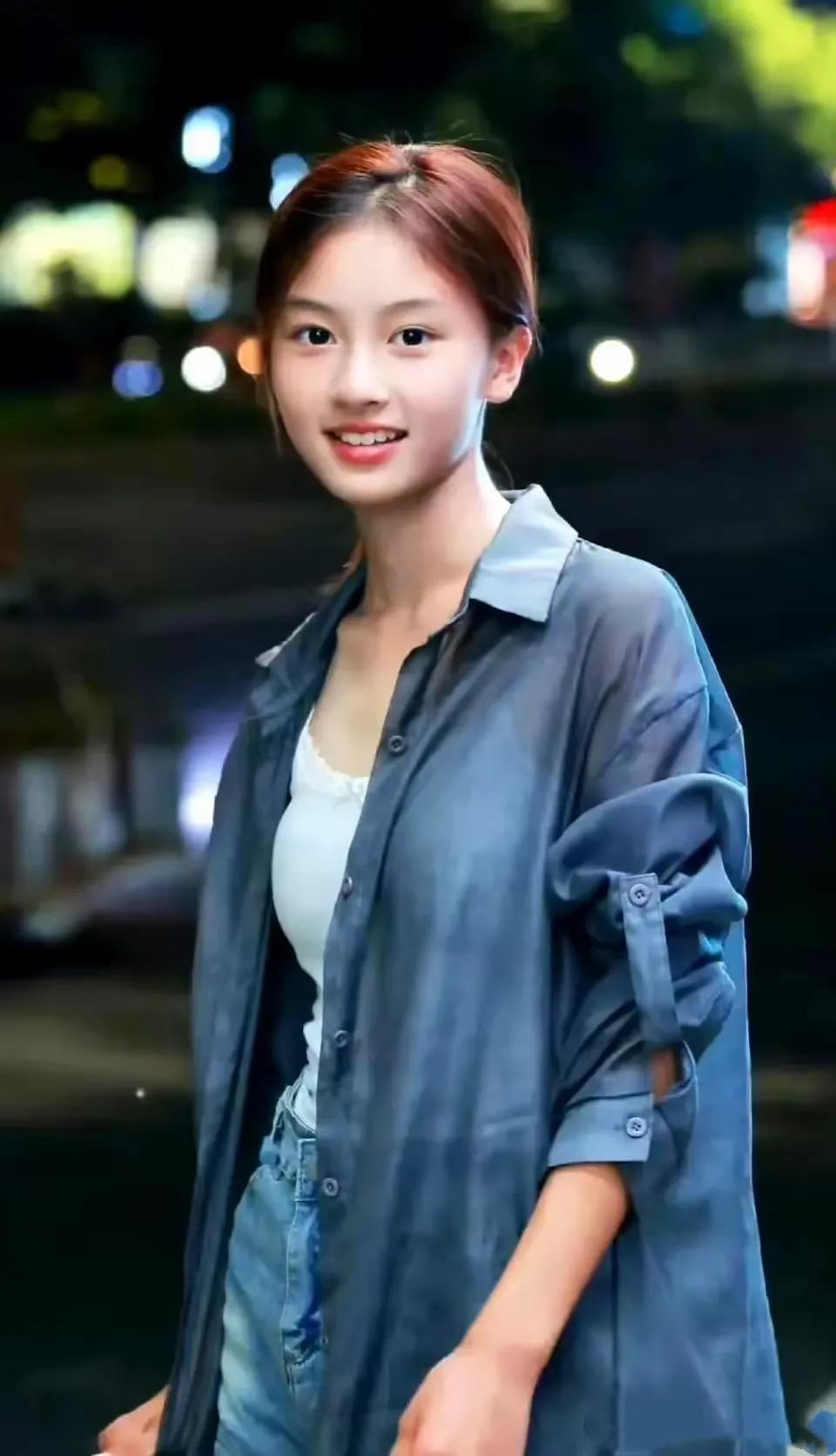注意看，这个女孩叫七七，来自河南南阳，年仅15岁。她本是一个普通的中学生，却因一
