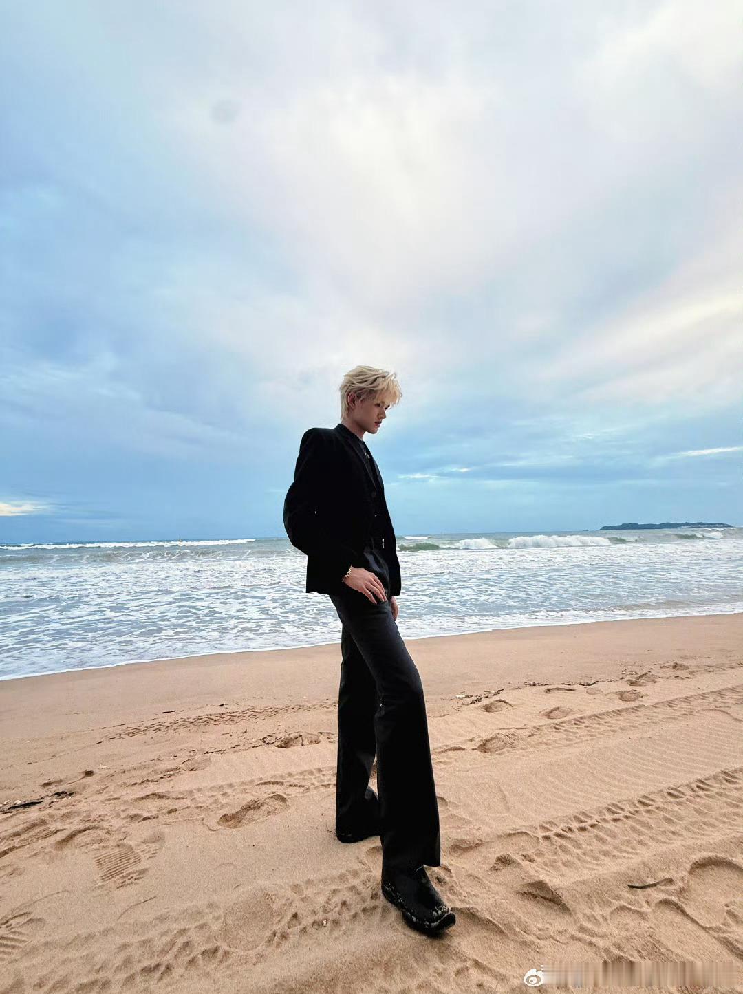 张极西装随拍完全是少年霸总 张极的西装造型也太会了吧！金发配黑西装，既有少年的清