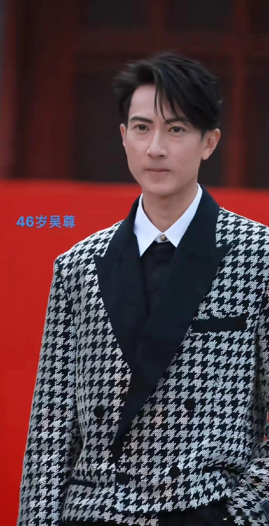 妈呀！童年男神也逃不脱岁月这把杀猪刀啊！
印象里吴尊还很年轻，依然是帅小伙的模样
