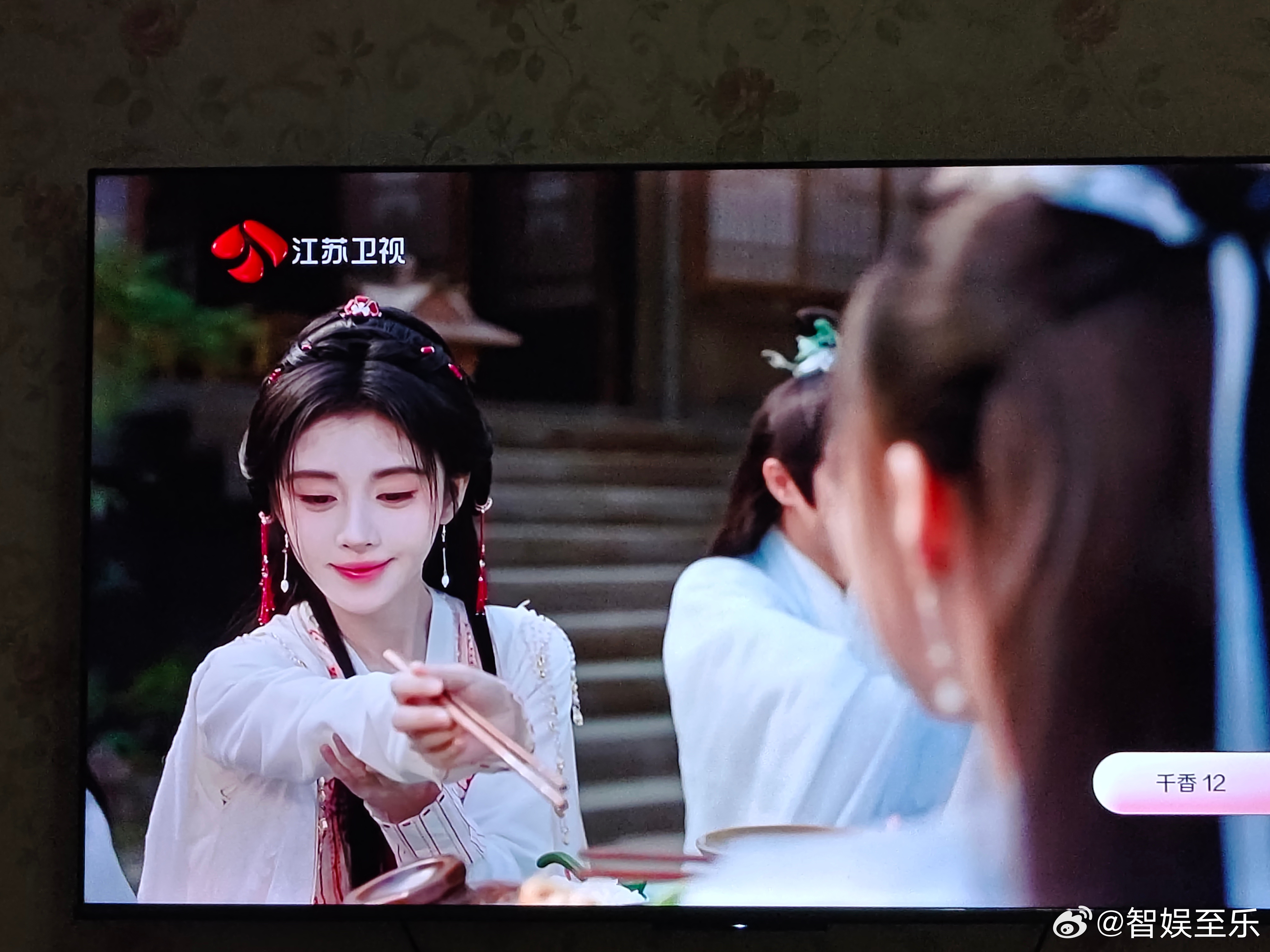 看《千香》好像模仿《花千骨》，现在修仙小说泛滥，真不知道是流量演员需要这种烂剧本