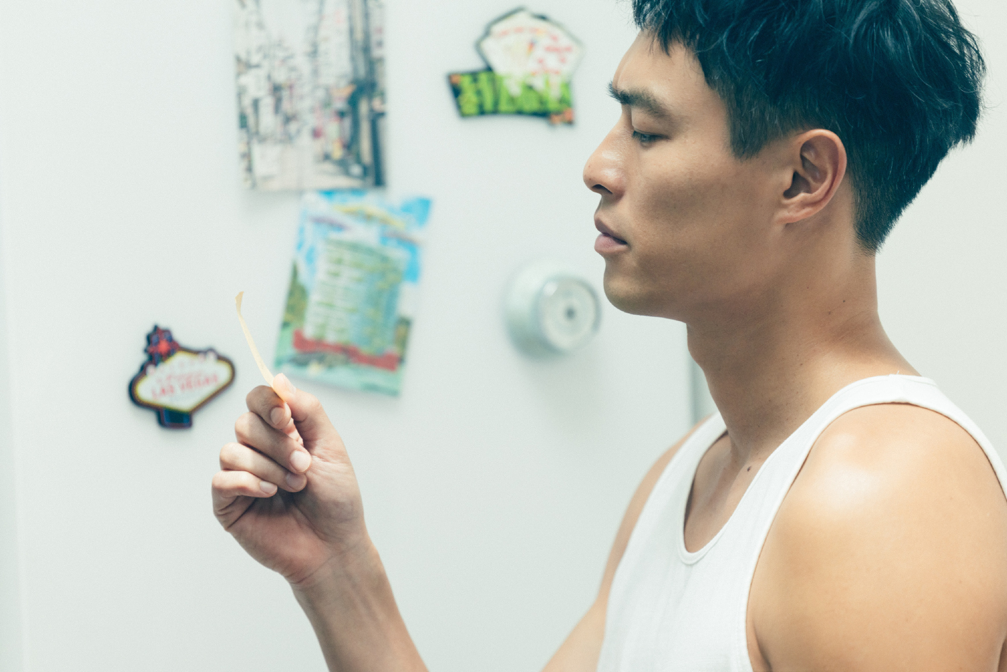 是谁说男神只能西装革履耍帅？用一把厨刀解锁新好男人皮肤，与在厨房里将爱情的矛盾炖