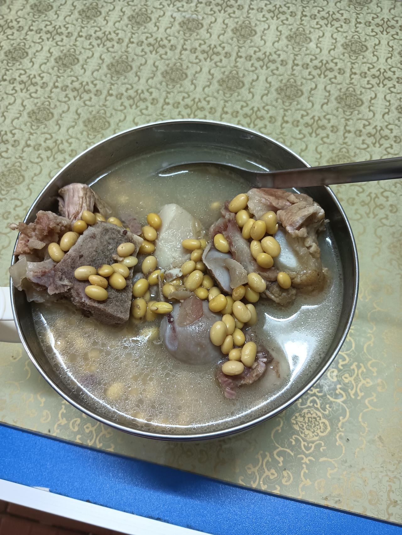 大家好，我是七姐，好久都没有煲过汤喝了。昨天买了一根筒骨回来煲黄豆。都不用吃饭了