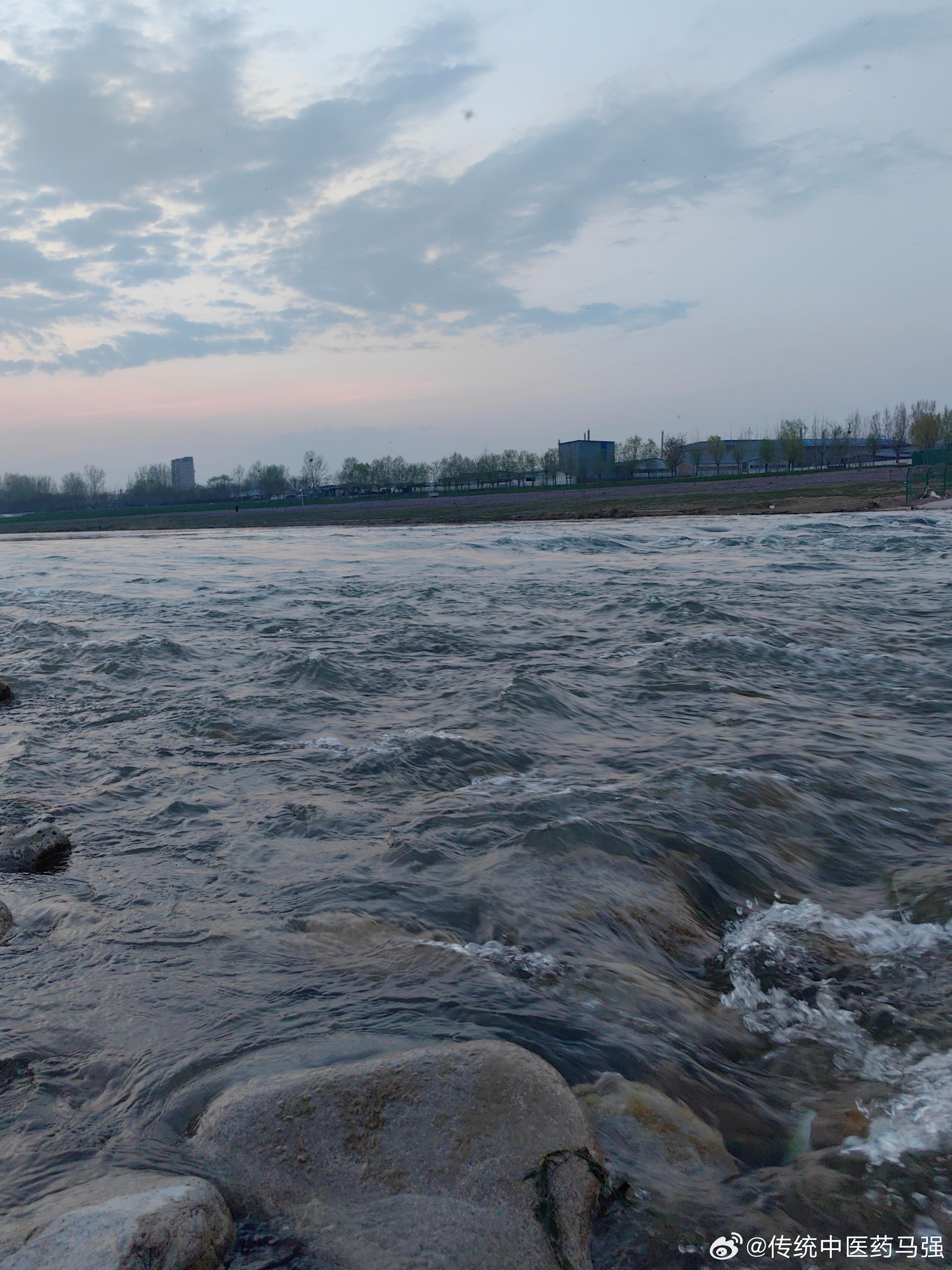 最好的生活状态就是：有人爱，有事做，有所期待。不为昨天叹息，不为明天忧虑，在自己