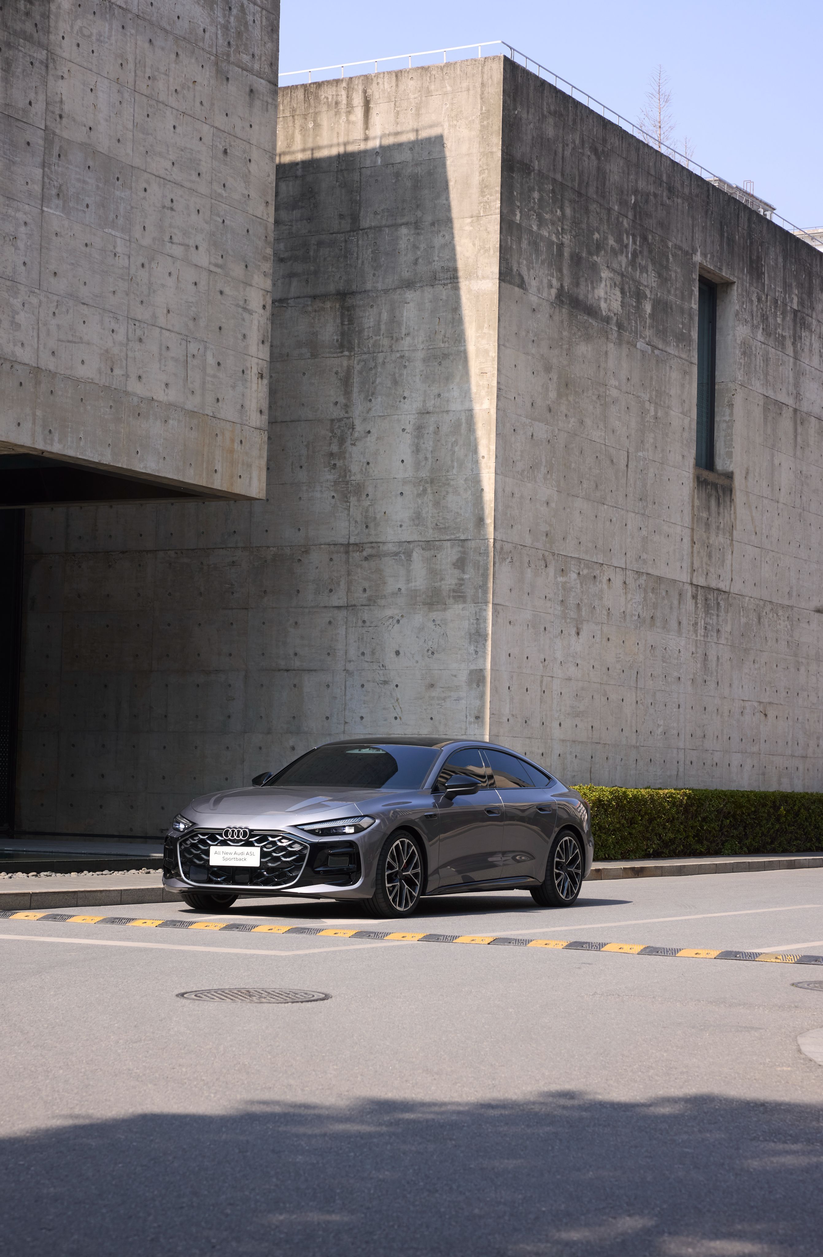 研究各种智能座驾也好几年了，但是能让海外友人竖大拇指的车着实不多。上汽奥迪A5L