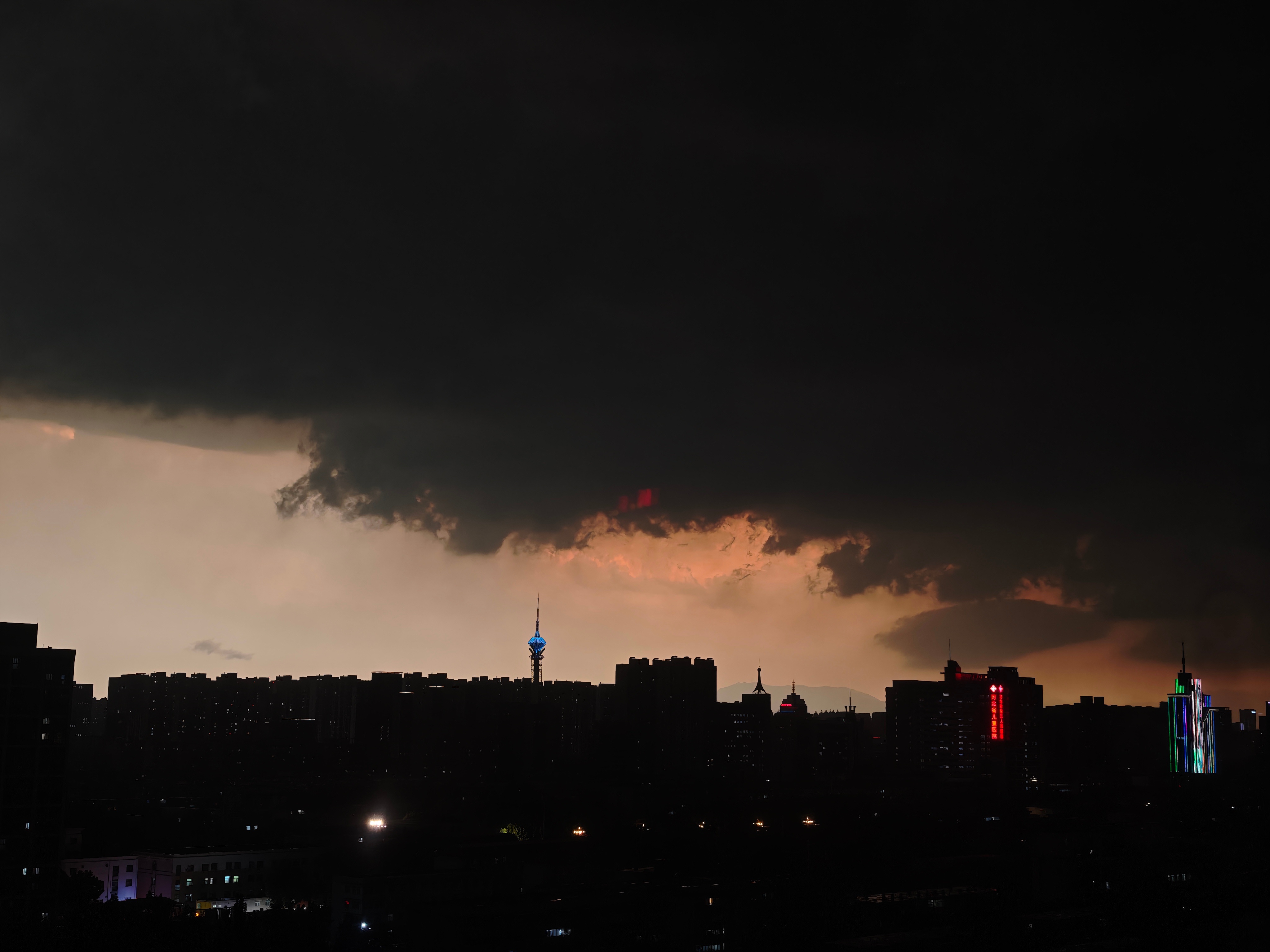 卧槽！最近石家庄的短时强降雨真多！每次都是「黑云压城城欲摧」的感觉，昨天我去天台