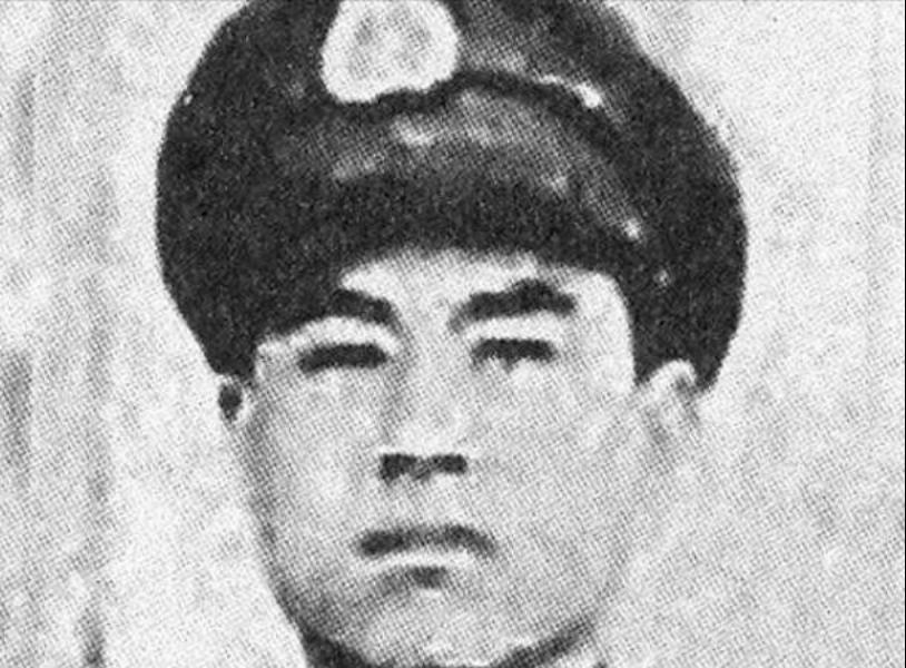 1941年，神偷“赛狸猫”藏在洞房天花板上，等新郎半夜外出撒尿，他“哧溜”一下钻