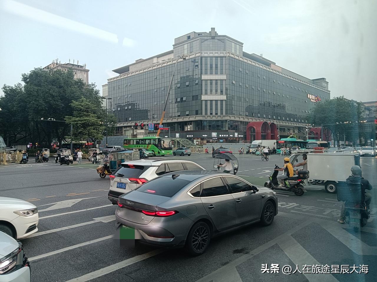 坐车途经东大街端履门十字等红灯时候，突然发现马路斜对面原来的“华侨商店”那栋大楼