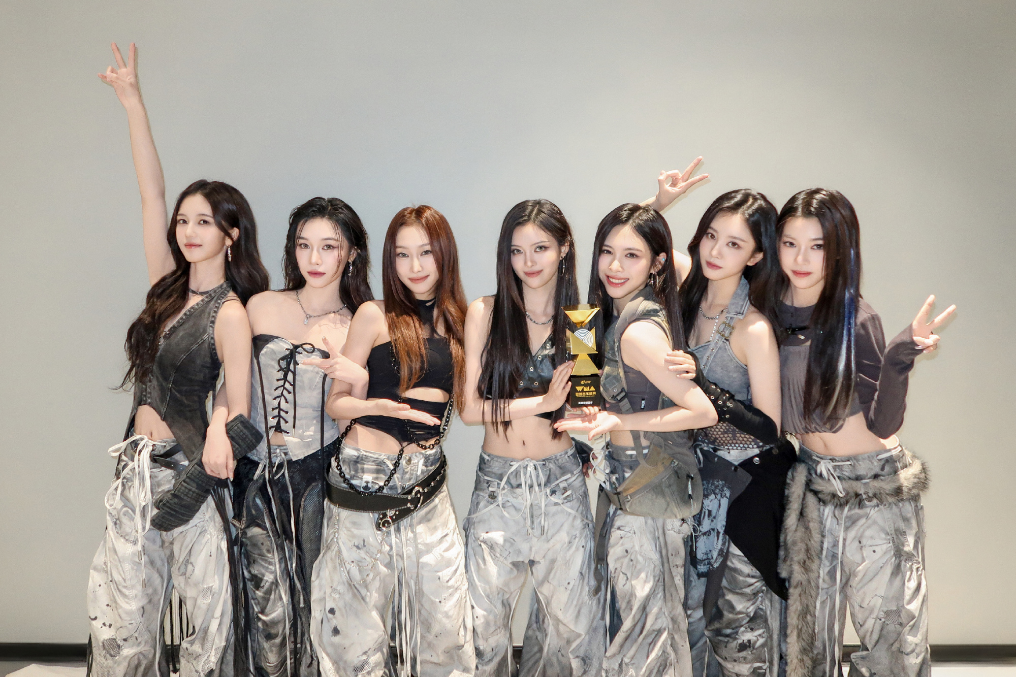 内娱第一女团Red要了R.E.D在盛典上表演《影之后》，刀群舞整齐，七人全开麦稳