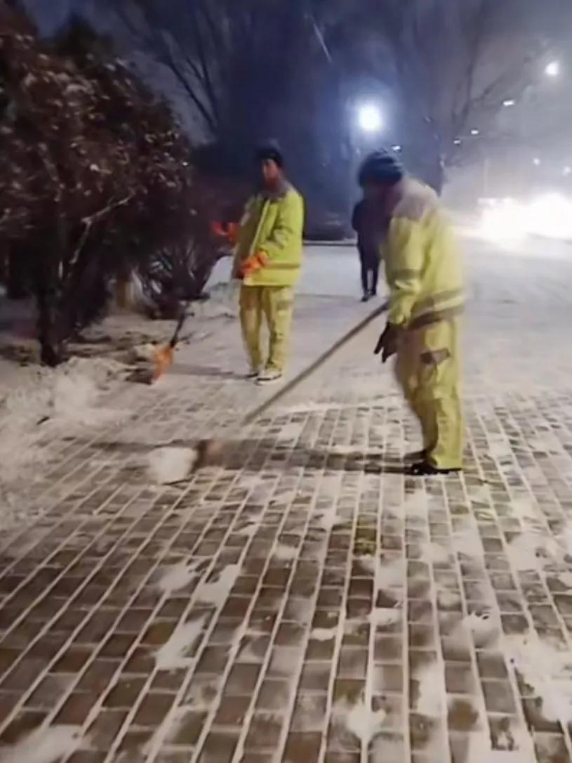 闻雪而动，这就是下雪该有的样子。
今天早晨兰州下雪了，虽然下的比上次有点小，但是