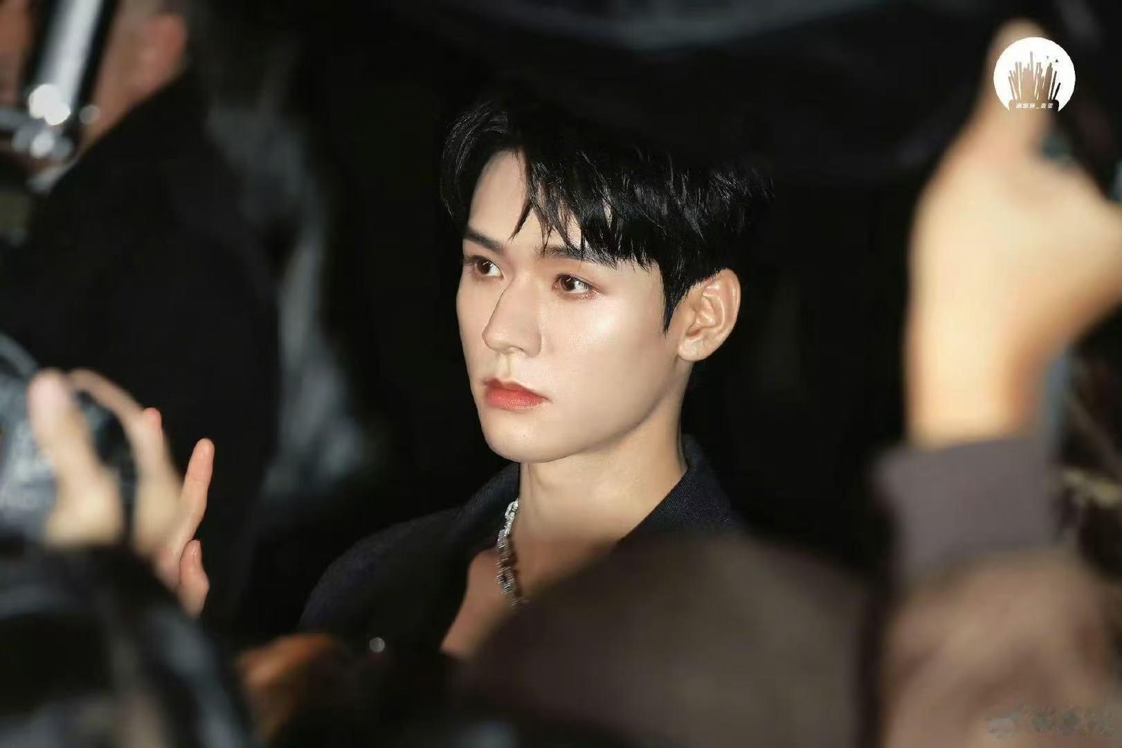 龚俊黑色深v西装看秀 ​​​龚俊看秀造型来啦！！！黑色深v西装太帅啦！ ​​​