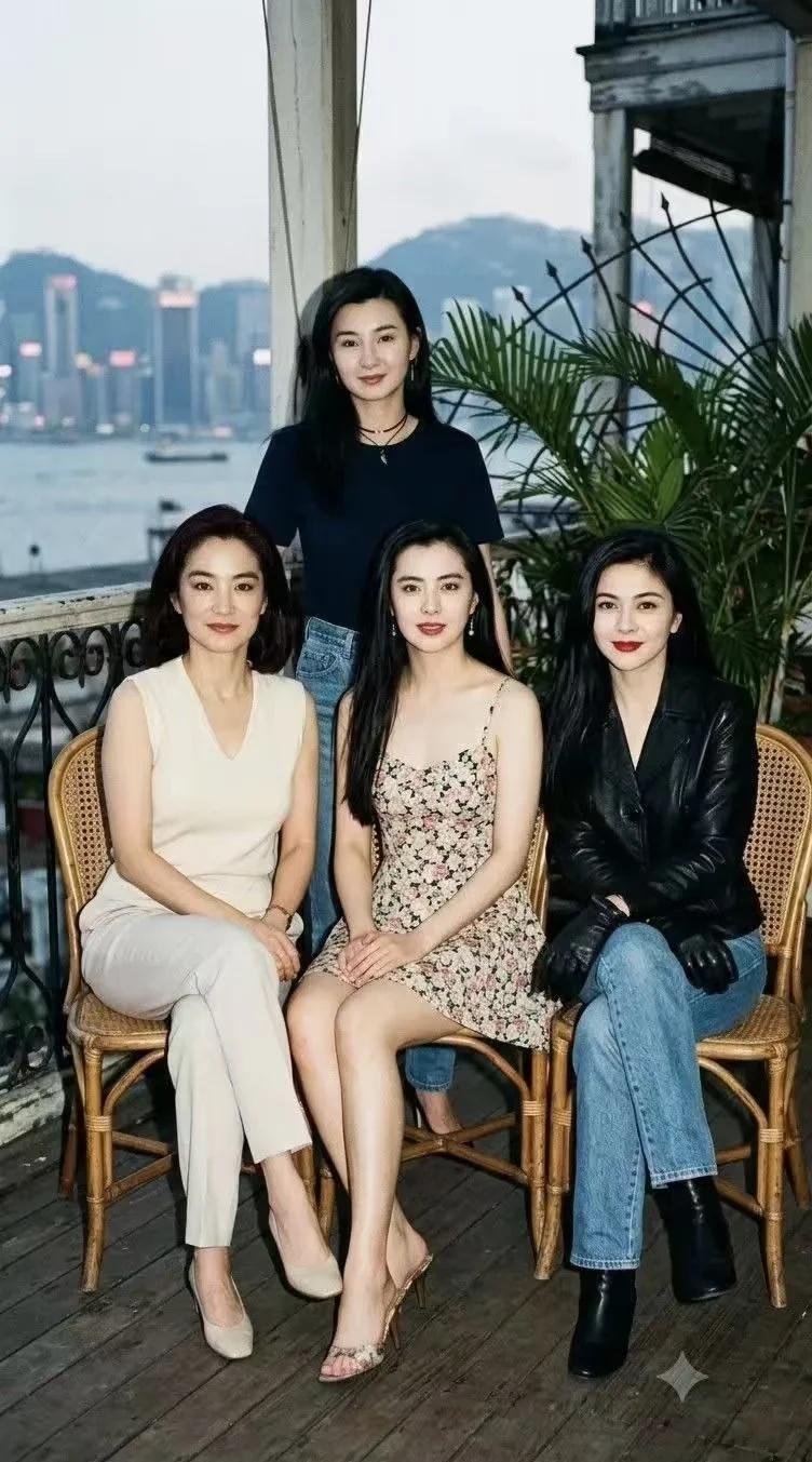1992年四美同框
当年的（左一）林青霞37岁，（后排）张曼玉27岁，（中间）王