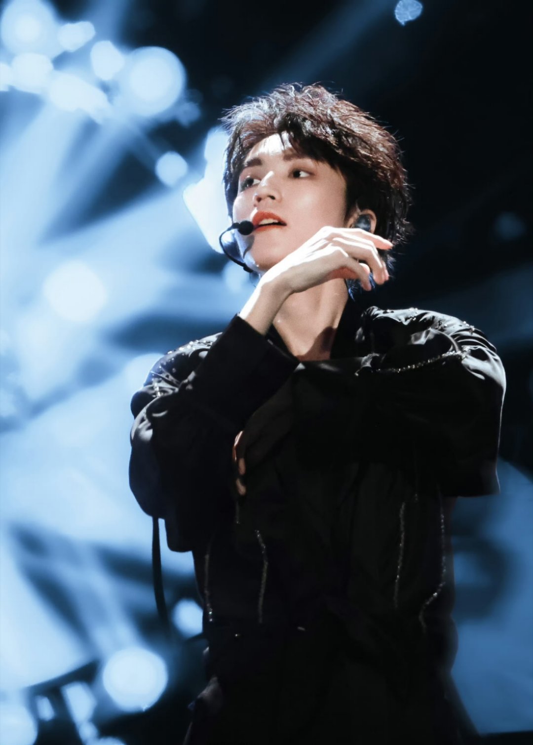 王俊凯连续11年给周杰伦庆生俊凯果真是小迷弟，一起祝我偶像生日快乐！！ 