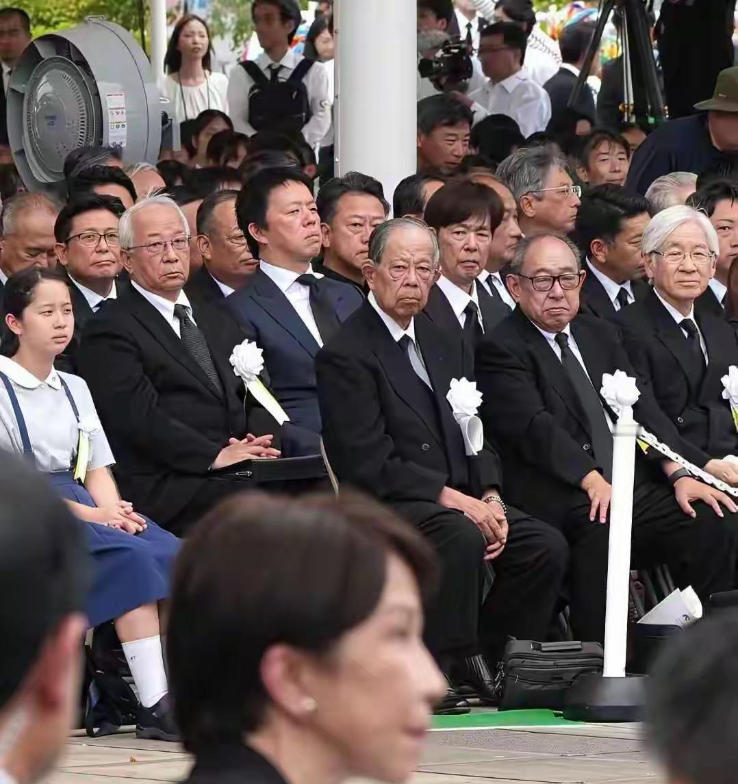8月15号星期六，外交部和国防部不少同志没下班。

因为日本那边又来了。

战败