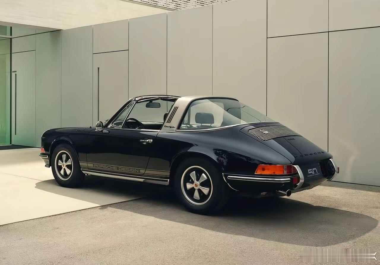 保时捷911 Targa车型，标志性半敞篷设计，这个角度太帅了，好像从电影里走出