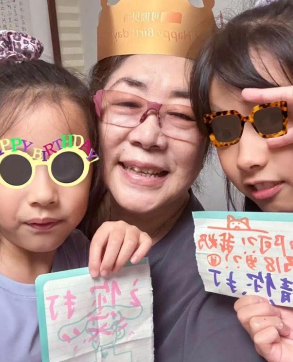 陈赫女儿放暑假回福州老家！姐妹俩为奶奶过生日，深得爷爷和奶奶的宠爱 