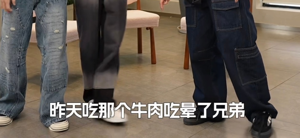 超经意露出一起约饭了小哥哥们 
