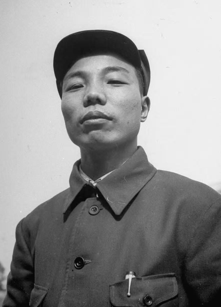 1946年，指挥鞍海战役的东北民主联军辽东军区司令员萧华将军！
此时，其才30