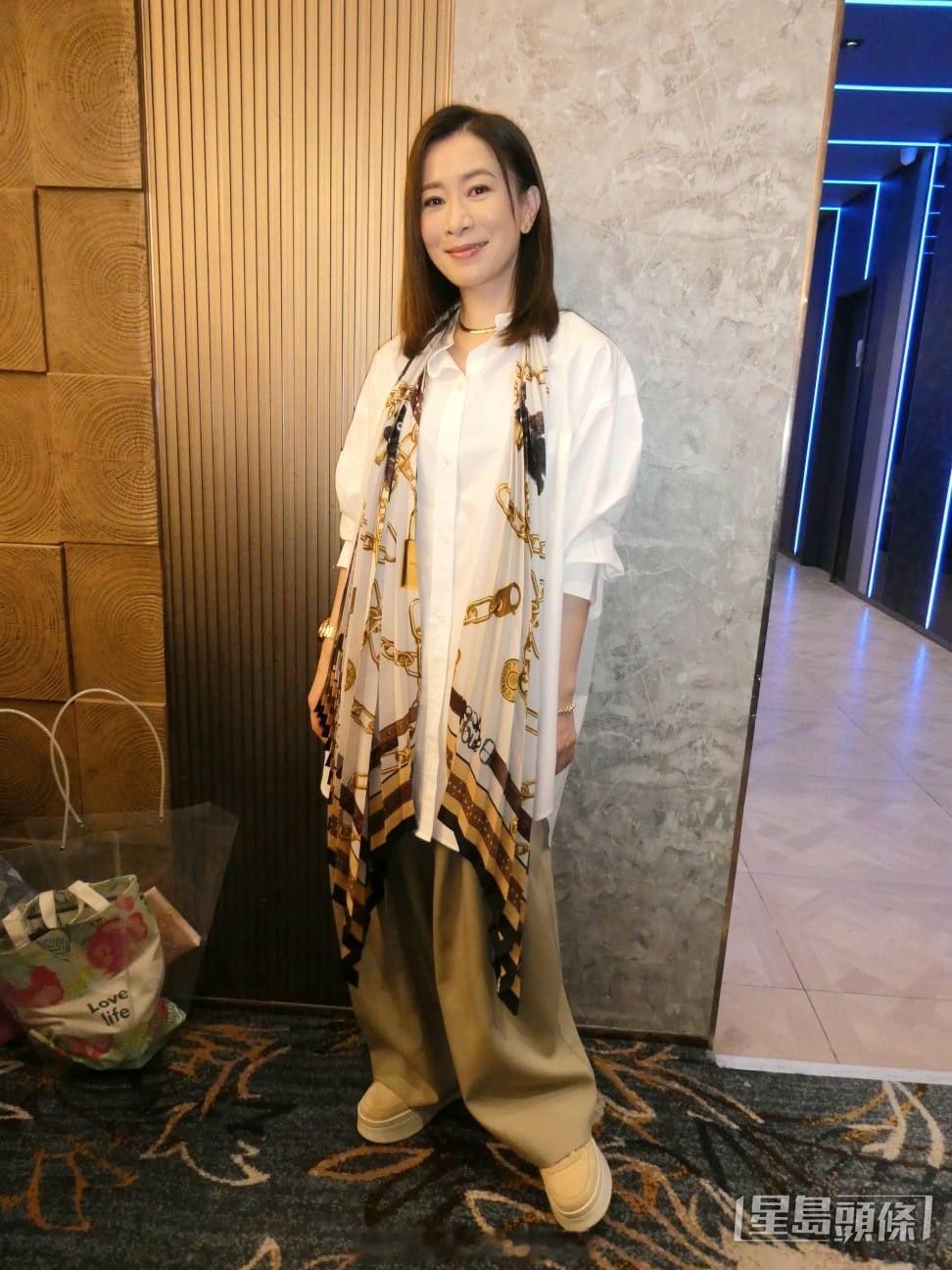 佘诗曼陪同母亲出席苏淑萍生日宴，自嘲替打麻将水平属于初级，84岁卢海鹏高歌《激光
