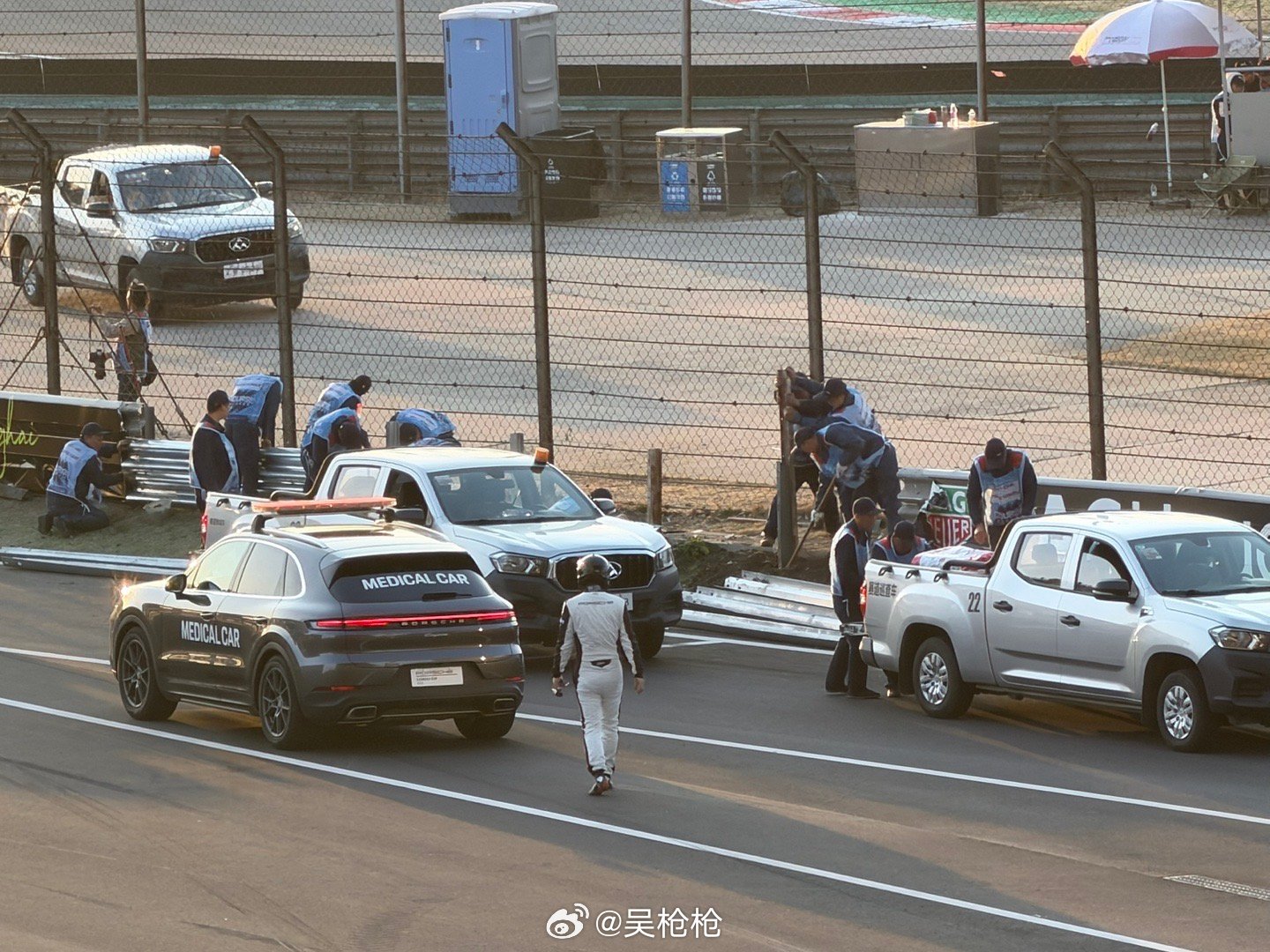 别的媒体都走了 只有我岳哥还坚持在天台上盯着修护栏他是有多爱保时捷