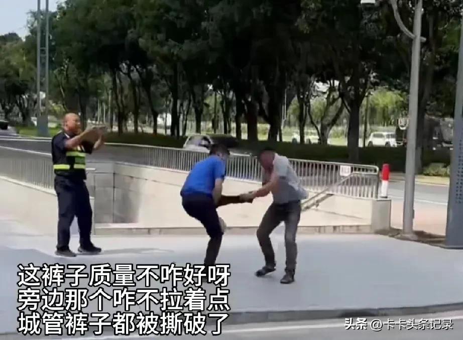 城管跟摆摊亲如一家，打成一片，多么和谐的画面。
城管硬要留摆摊的吃午饭，顺便喝点