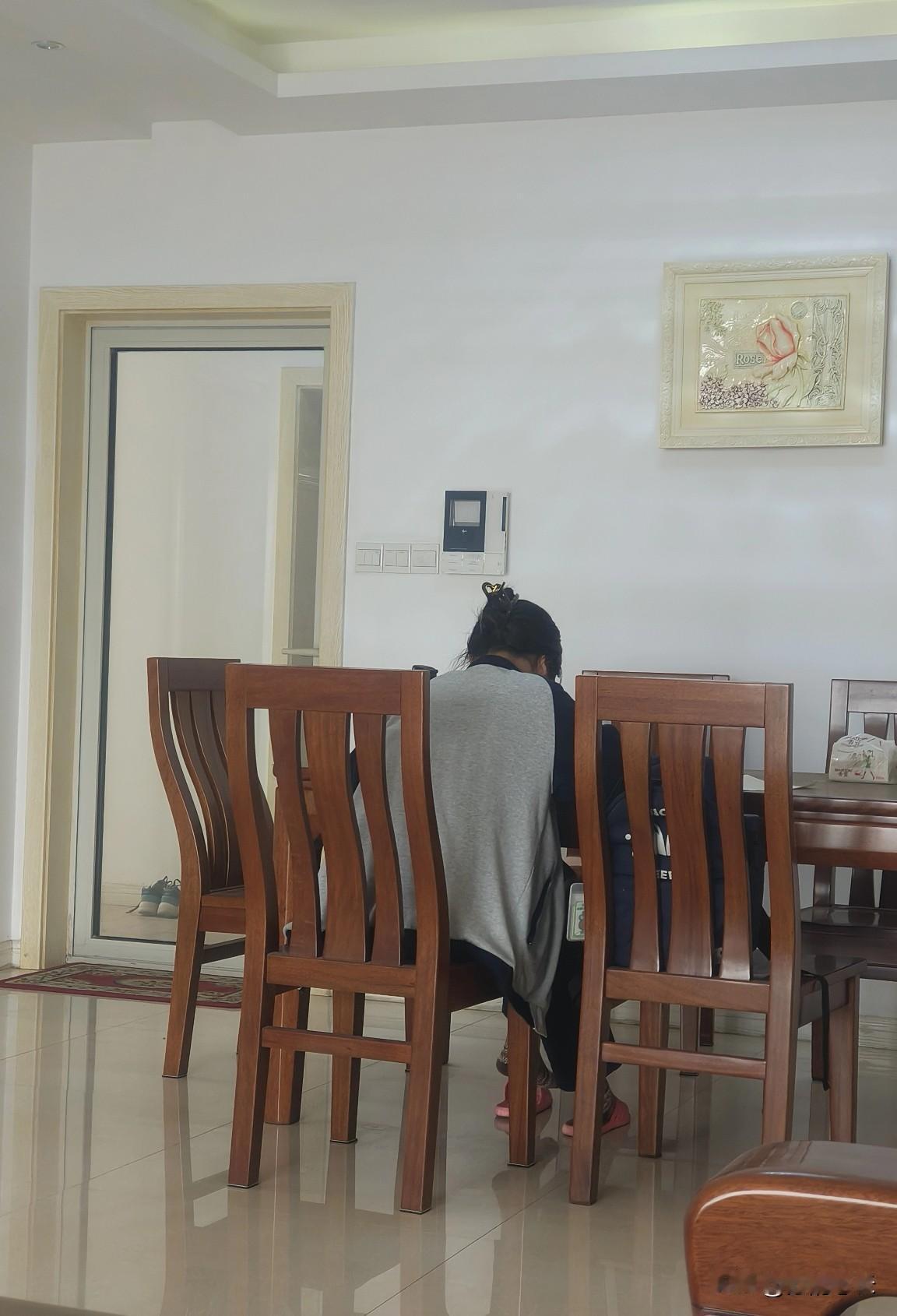 家有高二娃，
有点准高三学生的样子了，
以往吃完饭怎么也要扒拉1小时平板，
心里